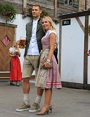 Manuel Neuer kam mit Frau Nina Wess und farblich zur Lederhosen passenden Sneakers (Foto: Martin Schmitz)